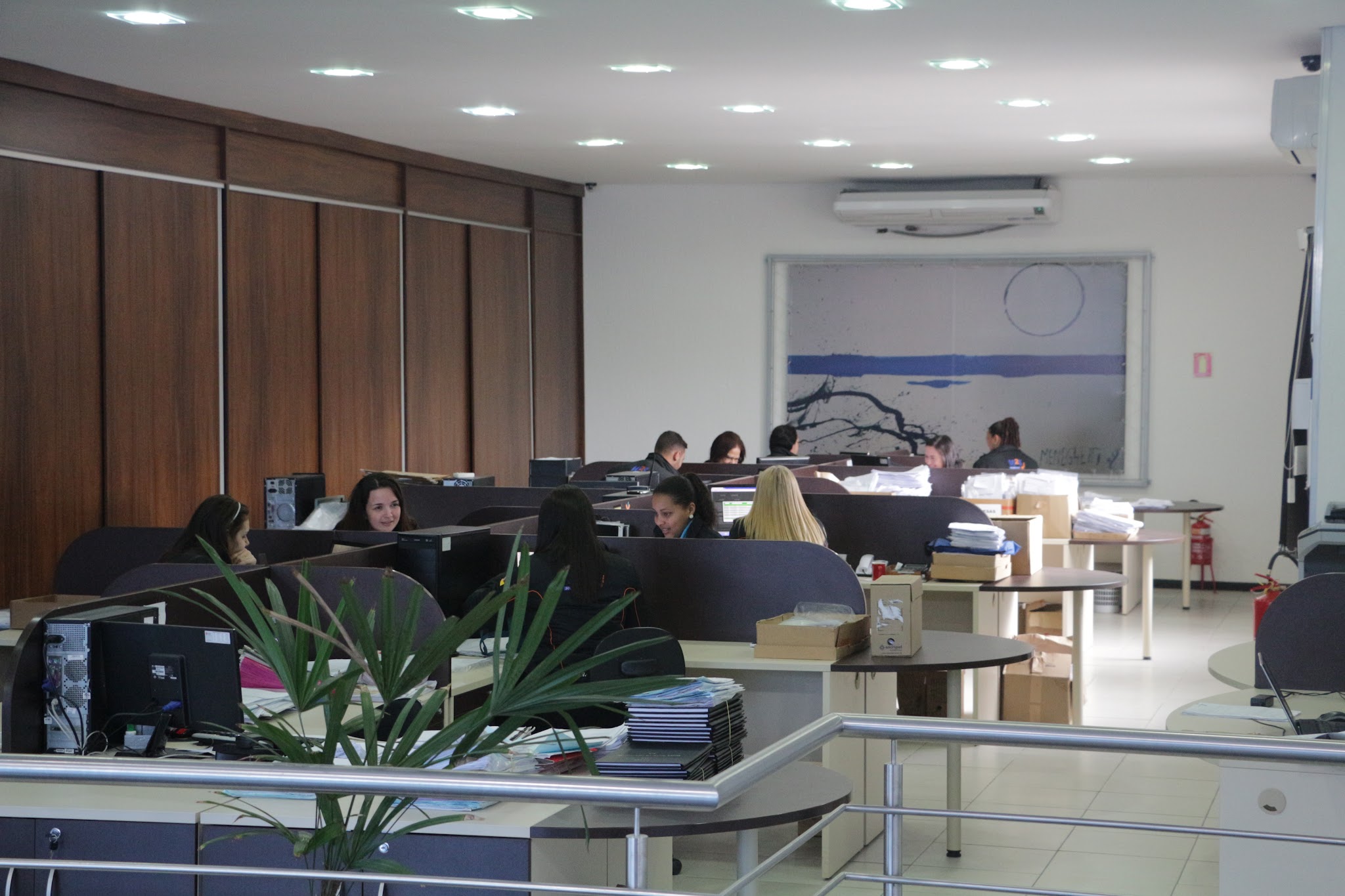 O salão da operação na sede da D'Kolves, em Canoas, com a equipe trabalhando.